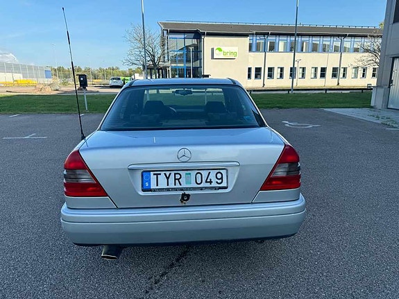 Mercedes-Benz C220 4 of 6