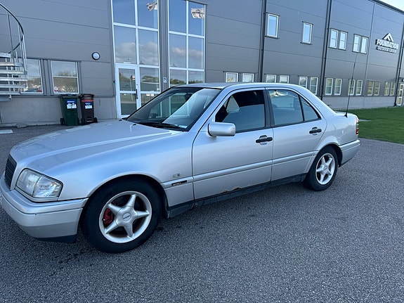 Mercedes-Benz C220 2 of 6