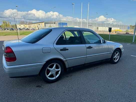 Mercedes-Benz C220 6 of 6