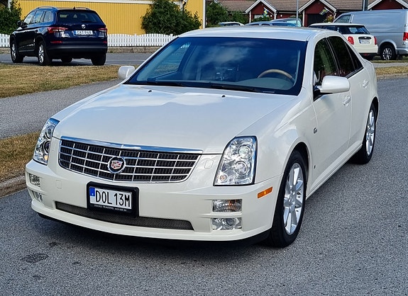 Cadillac STS 3 of 17