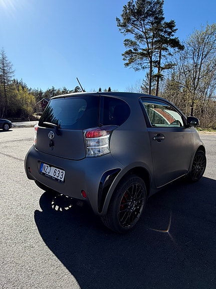 Toyota IQ 2 of 5