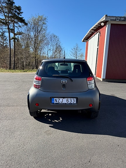 Toyota IQ 3 of 5