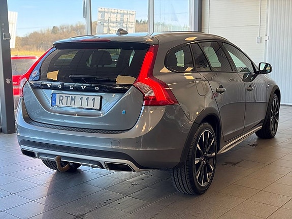 Volvo V60 Cross Country 3 of 5