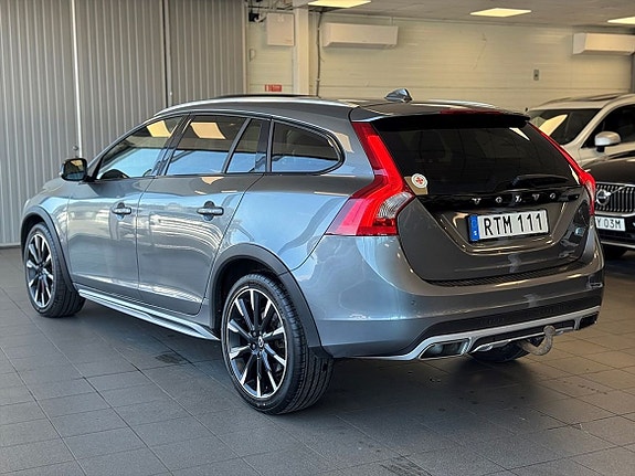 Volvo V60 Cross Country 4 of 5