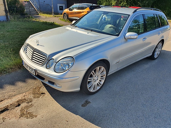 Mercedes-Benz E200 2 of 10