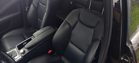Mercedes-Benz C300 4 of 5