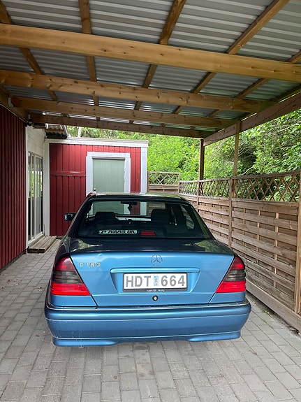 Mercedes-Benz C180 2 of 4