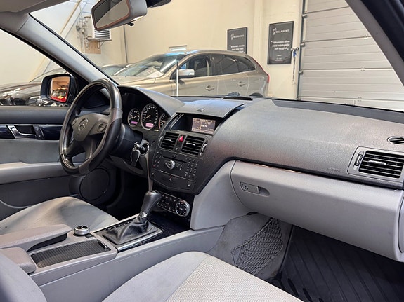 Mercedes-Benz C200 9 of 22