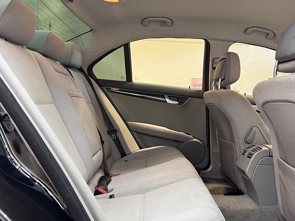 Mercedes-Benz C200 13 of 22