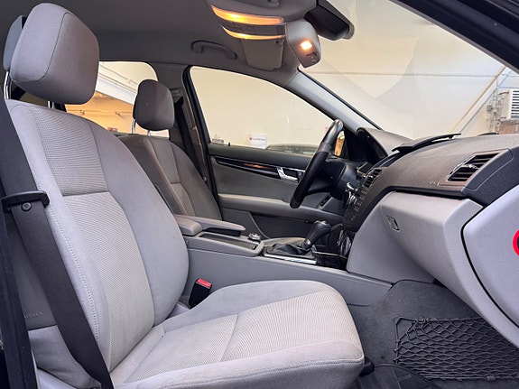 Mercedes-Benz C200 11 of 22