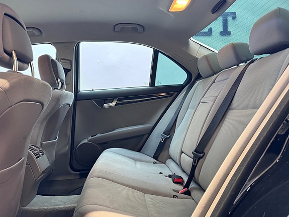 Mercedes-Benz C200 14 of 22