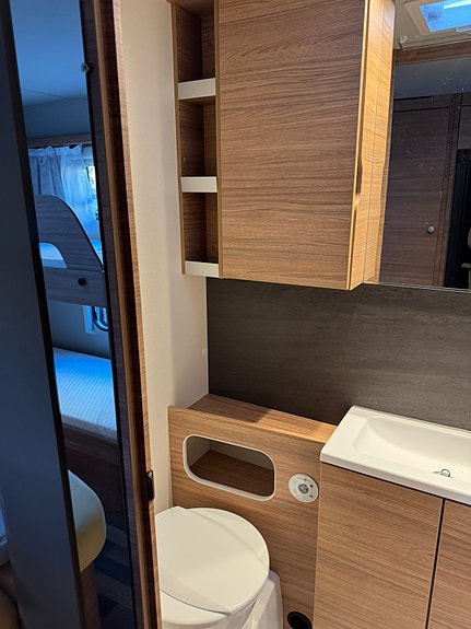 Weinsberg CaraOne 550UK med Wigo Rolli påsmarkis 9 of 15