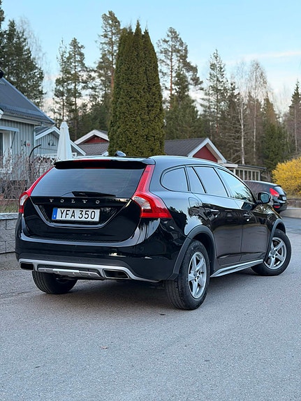 Volvo V60 Cross Country 3 of 5
