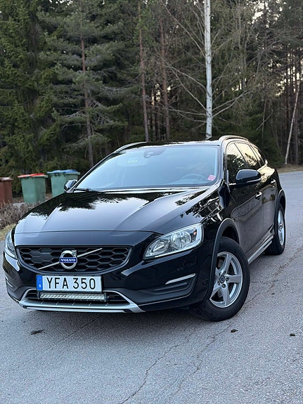 Volvo V60 Cross Country 2 of 5