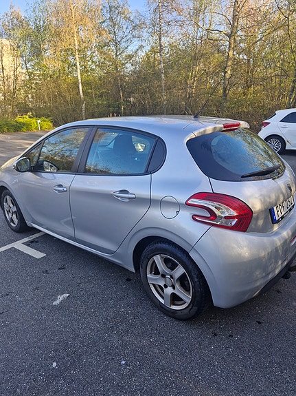 Peugeot 208 3 of 7