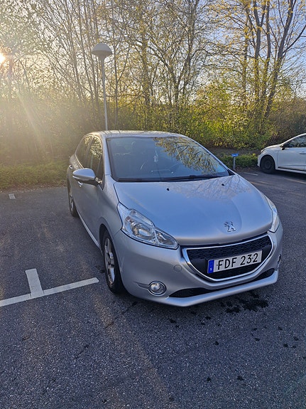 Peugeot 208 2 of 7