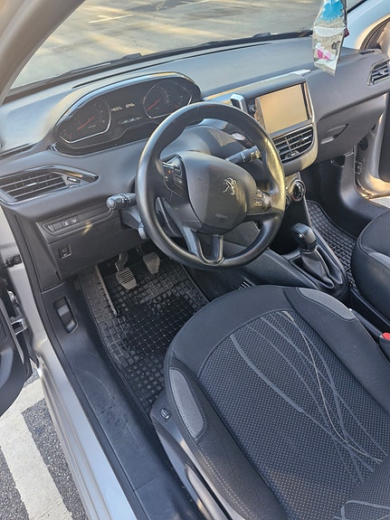 Peugeot 208 4 of 7