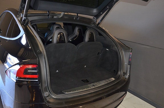 Tesla Model X 14 of 21