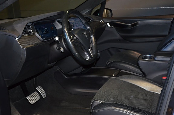 Tesla Model X 17 of 21