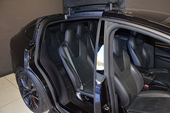 Tesla Model X 20 of 21