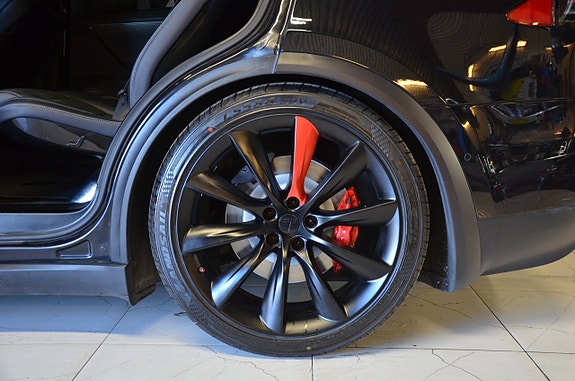 Tesla Model X 10 of 21