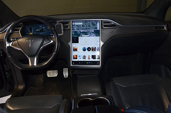 Tesla Model X 18 of 21
