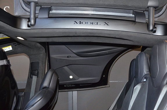 Tesla Model X 21 of 21