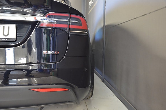 Tesla Model X 13 of 21