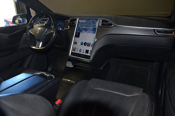 Tesla Model X 16 of 21