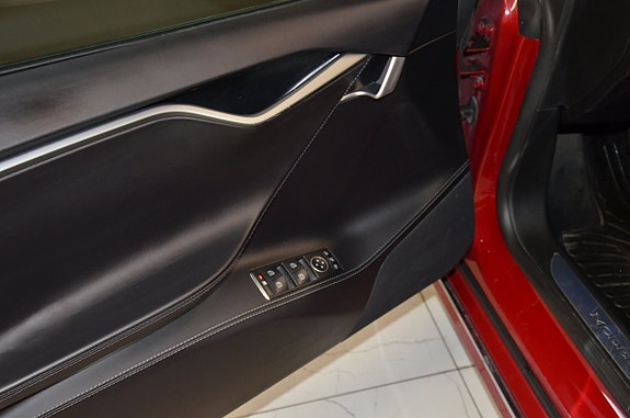 Tesla Model S 17 of 20