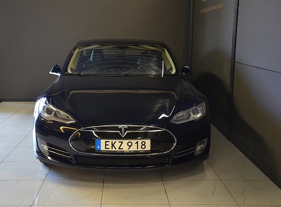 Tesla Model S 4 of 5