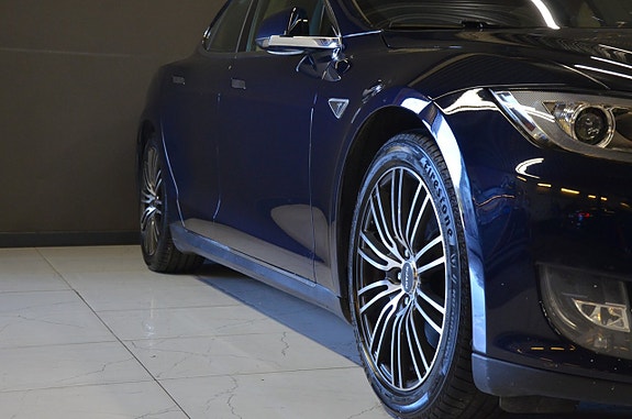 Tesla Model S 7 of 19
