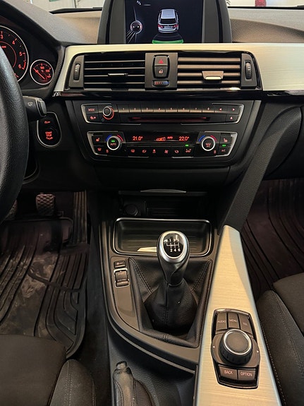 BMW 318d 16 of 23
