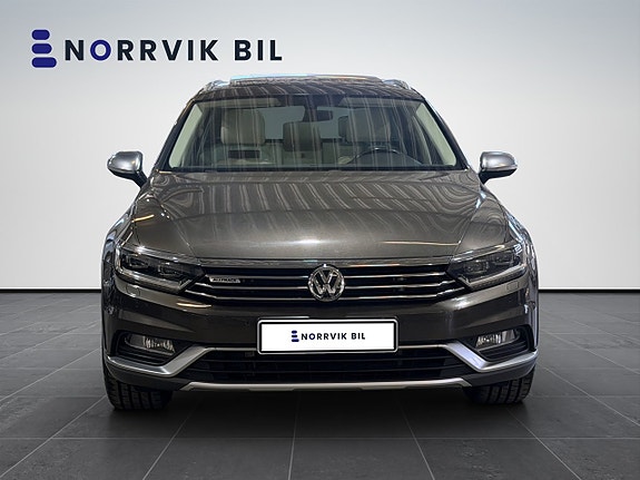 Volkswagen Passat Alltrack 2 of 5
