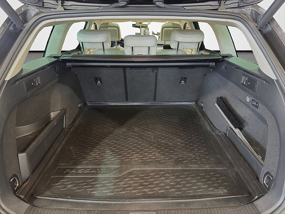 Volkswagen Passat Alltrack 9 of 28