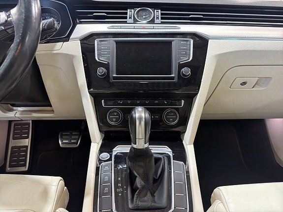 Volkswagen Passat Alltrack 17 of 28