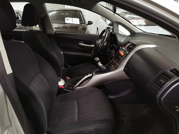 Toyota Auris 10 of 17