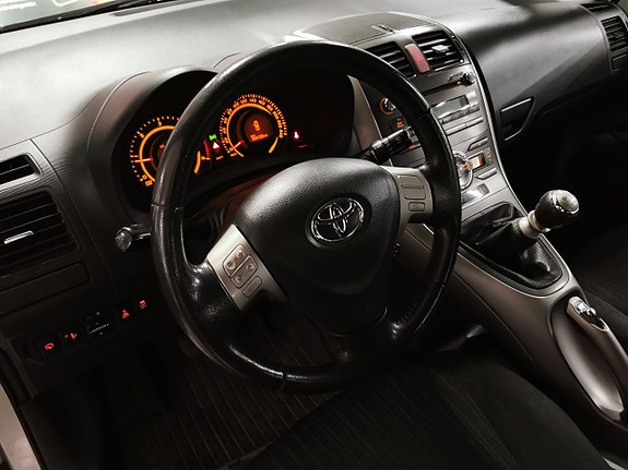 Toyota Auris 7 of 17