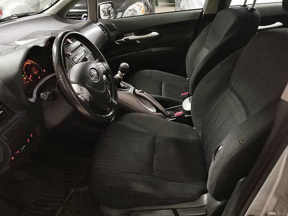 Toyota Auris 8 of 17