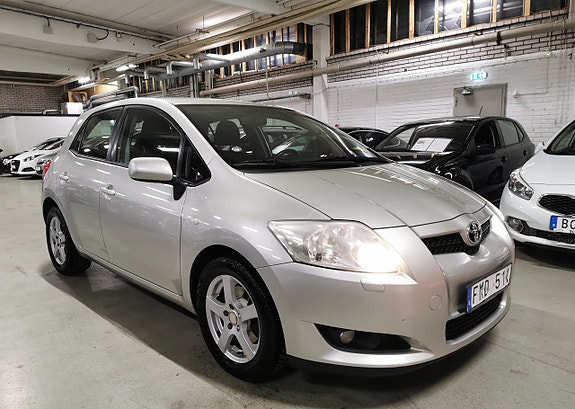 Toyota Auris 2 of 5