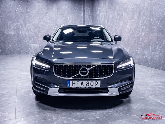 Volvo V90 Cross Country 2 of 5