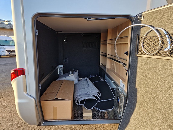 Hymer B-MC I 680 BlackLine 13 of 19