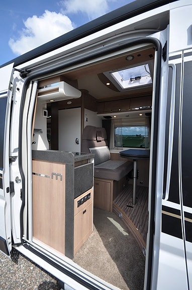 Carthago Malibu Van 640LE Charming L-bädd/140hk/Cykelställ-60kg/Lithium/Euro6/ 14 of 25