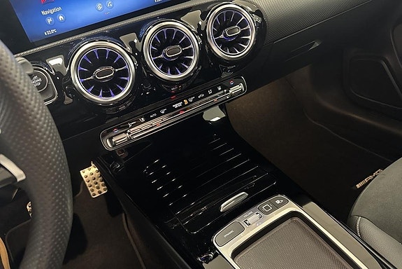 Mercedes-Benz A250 e 13 of 17