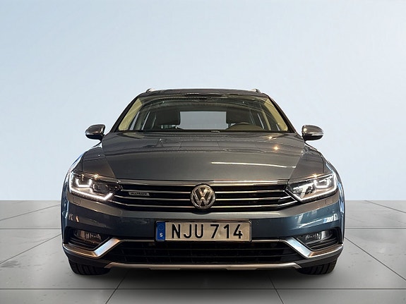 Volkswagen Passat Alltrack 2 of 5