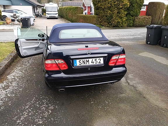 Mercedes-Benz CLK230 4 of 5