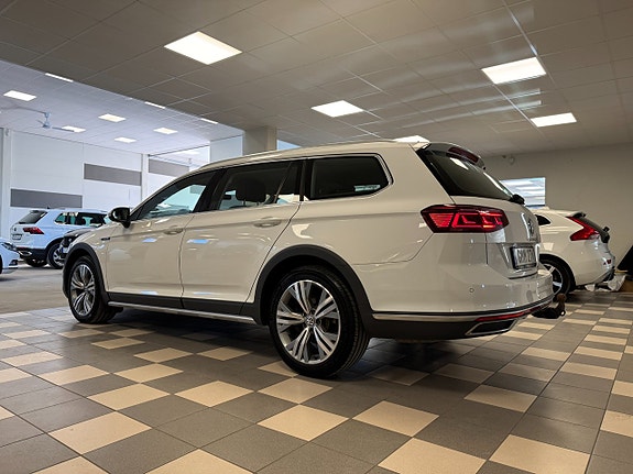 Volkswagen Passat Alltrack 3 of 5