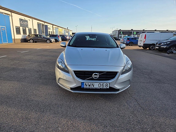 Volvo V40 2 of 11