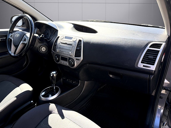 Hyundai i20 10 of 15