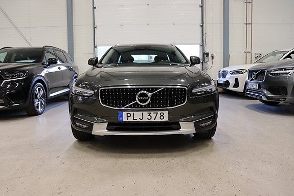 Volvo V90 Cross Country 2 of 5
